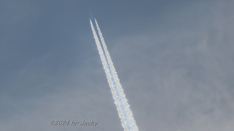 青い飛行機雲