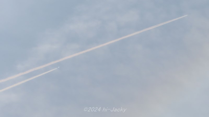 飛行機雲の追っかけっこ