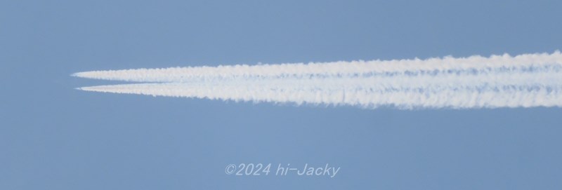 双発の飛行機雲