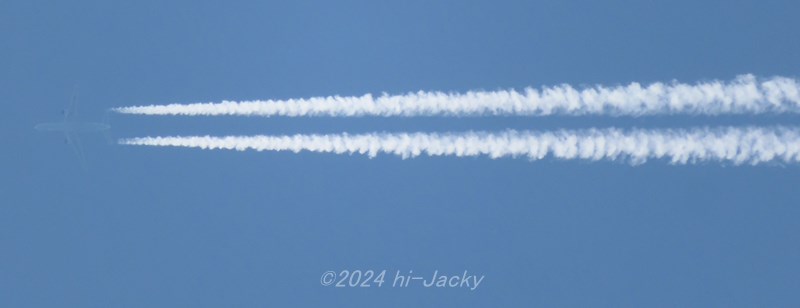 双発の飛行機雲