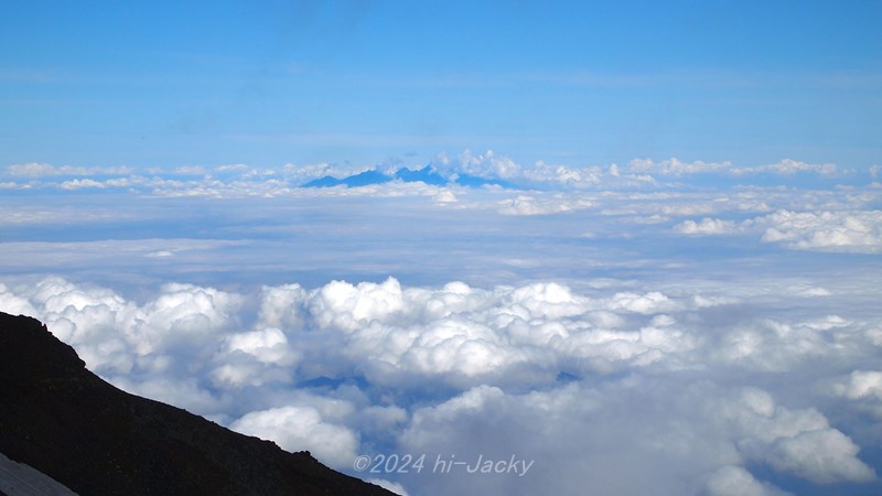 富士山から見た八ヶ岳と雲海