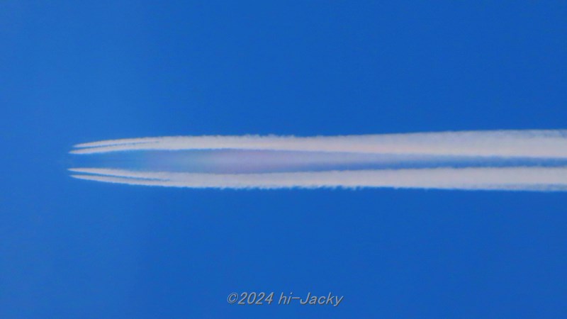 虹色の飛行機雲彩雲