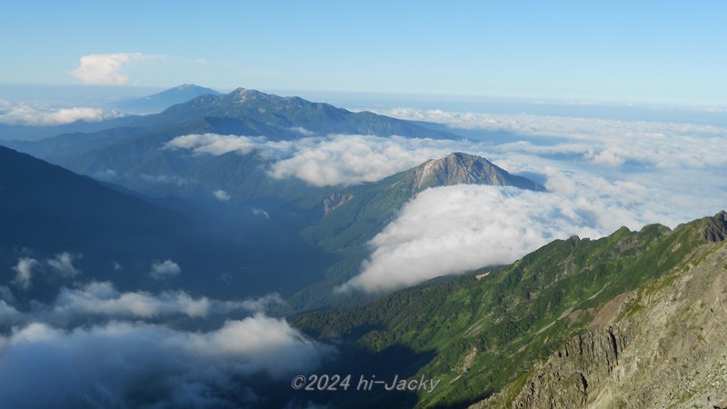 穂高岳からの焼岳と乗鞍岳と御嶽山