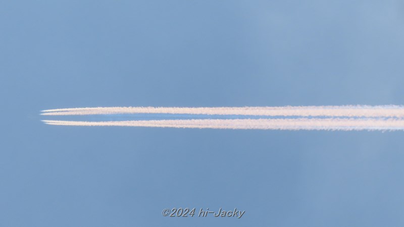 青い飛行機雲彩雲