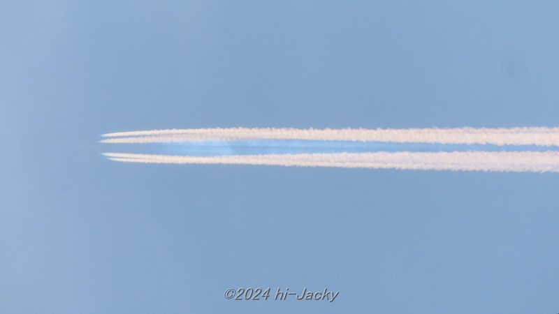 青い飛行l機雲彩雲