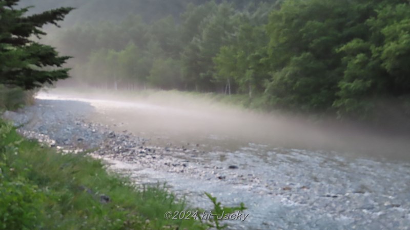 梓川で空気が冷やされてできた霧