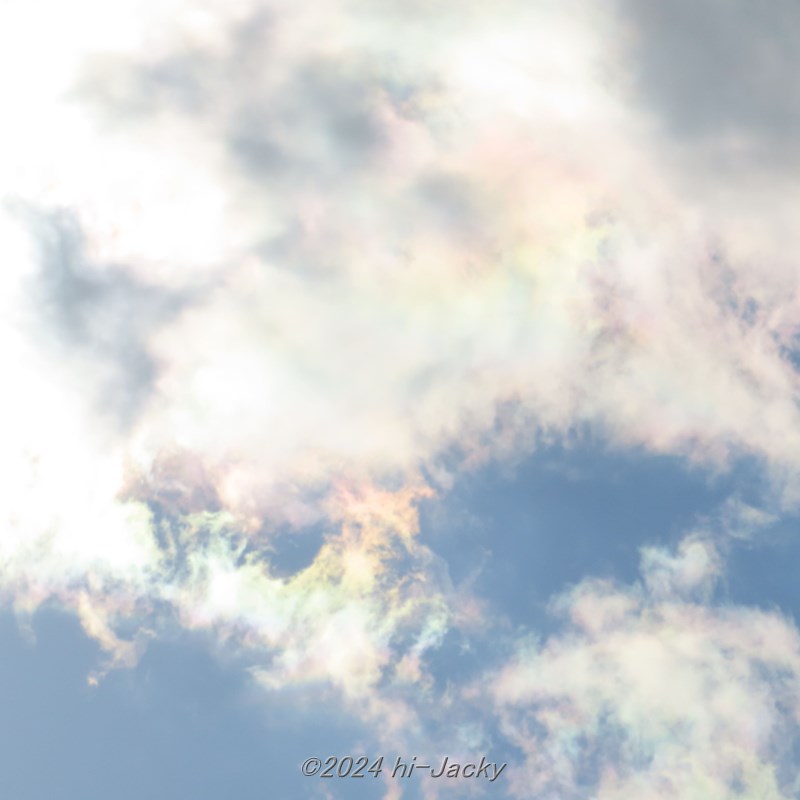 雲の縁が色付いた彩雲