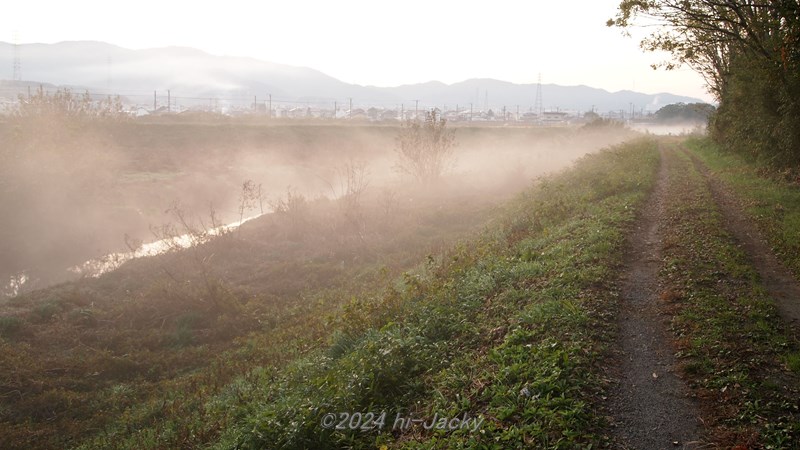 川の水面から湯気が立つけあらし。広田川の蒸気霧