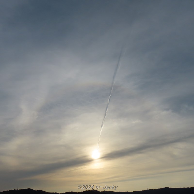 内暈と飛行機雲，夕方