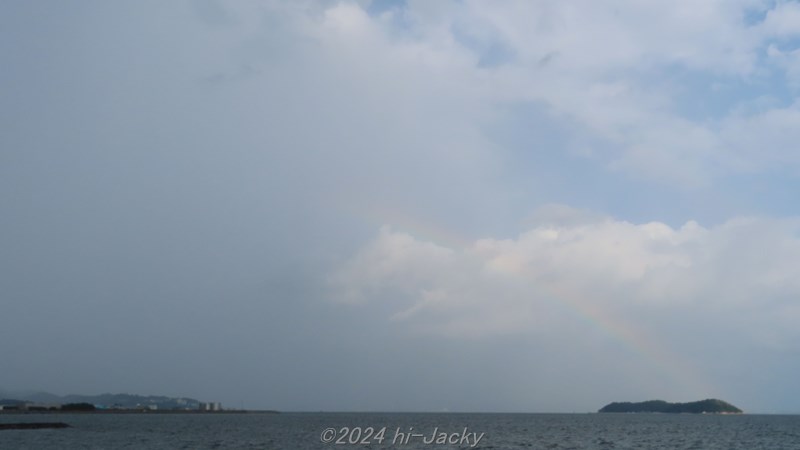 半分青空と雨柱と虹