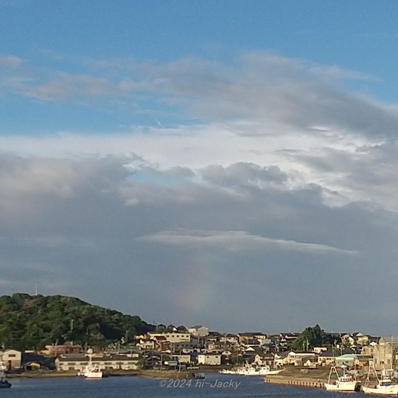 青空のもとの株虹