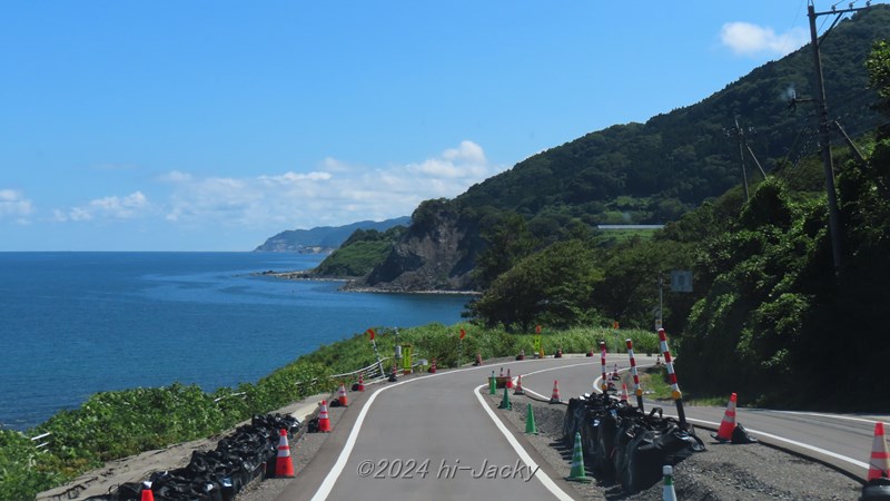 能登半島の海沿いの道