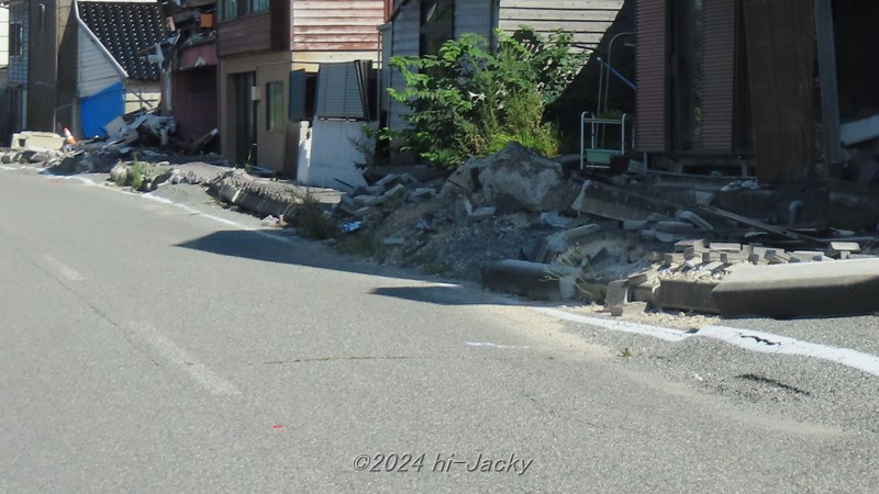 液状化でダメージを受けた道路と家