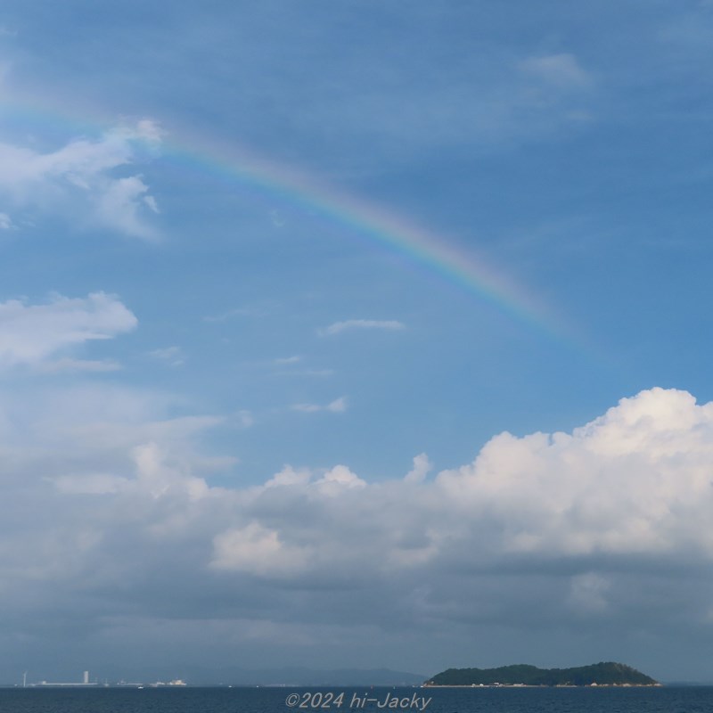 青空に現れた虹