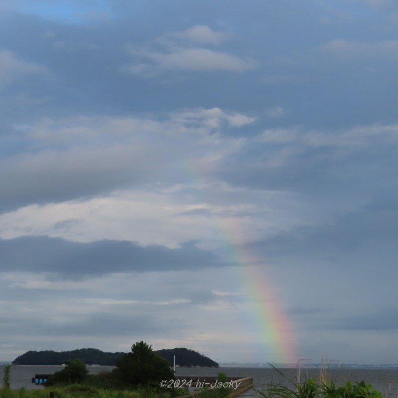 青空のもとの株虹