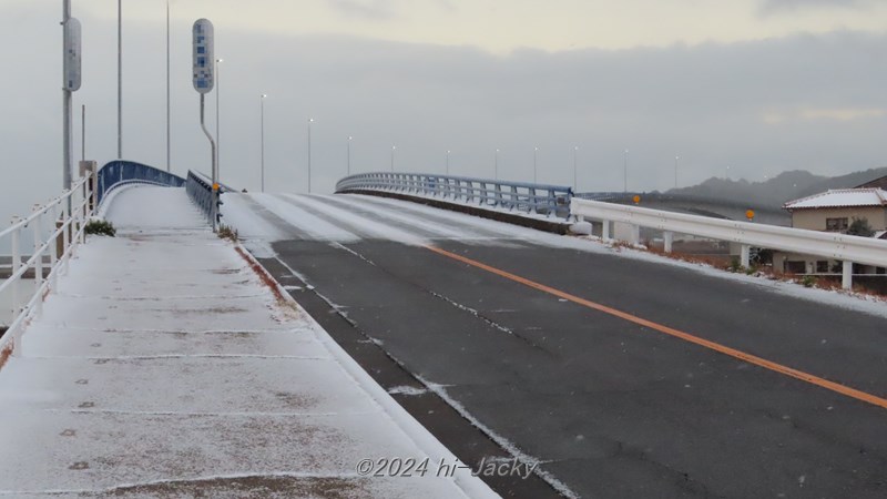 橋は雪が積もりやすいことを可視化した写真