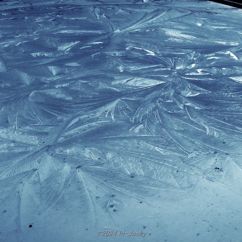 自動車の屋根の上にできた氷の結晶による造形