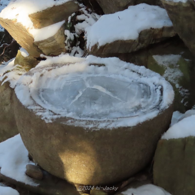 貯まった水の凍結と表面にできた亀裂