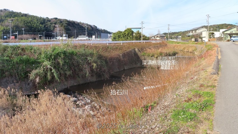 三河地震でできた拾石川の段差