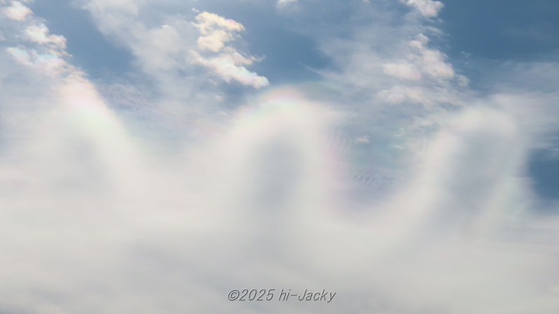 雲の縁にできた彩雲