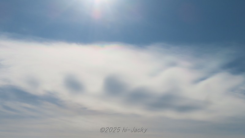 雲の縁にできた虹色の彩雲