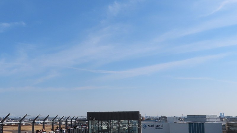 スリットの入った飛行機雲