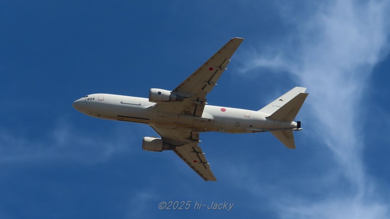 飛んでいる飛行機を下から見たところ