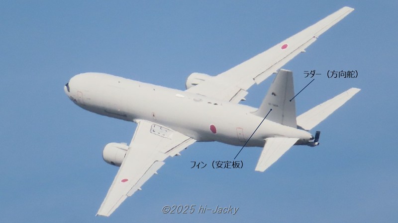 飛んでいる飛行機を上から見たところ