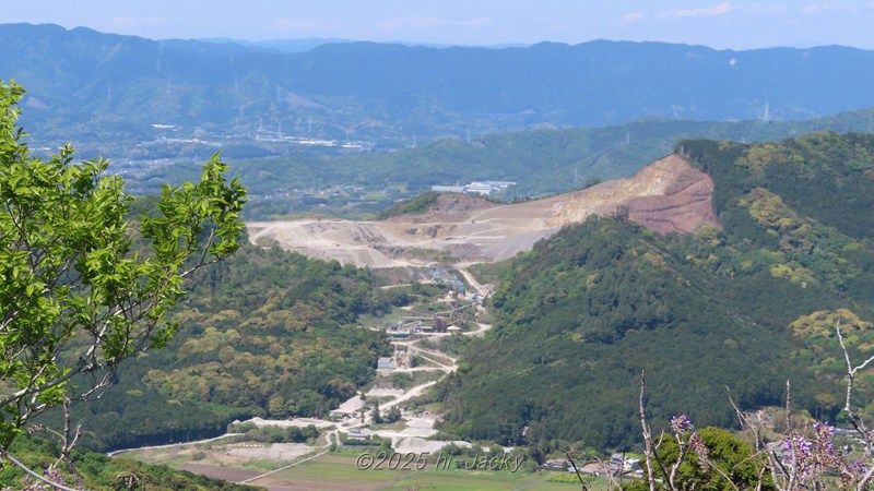 石巻山から見た中採長楽鉱山