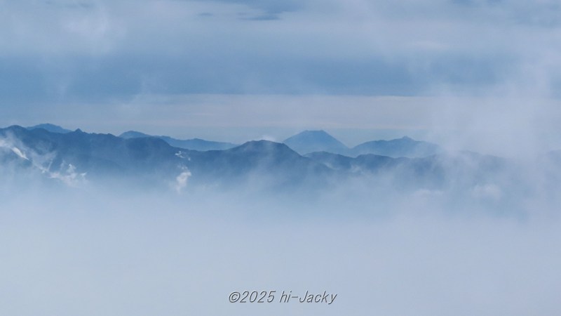御嶽山から見た中央アルプスと富士山