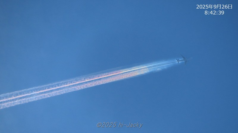 12秒後の飛行機雲彩雲の様子