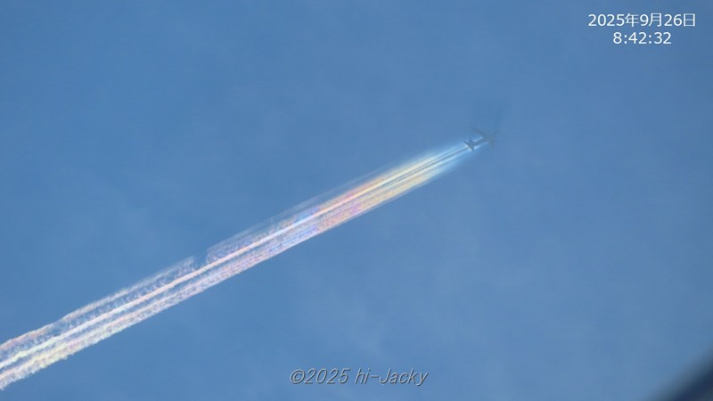 5秒後の飛行機雲彩雲の様子