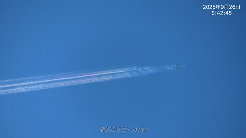 18秒後の飛行機雲彩雲の様子
