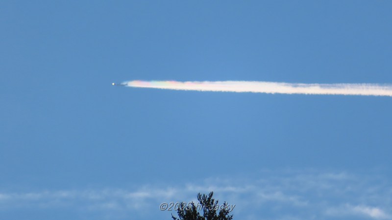 2025年11月4日に本宮山から見た飛行機雲彩雲