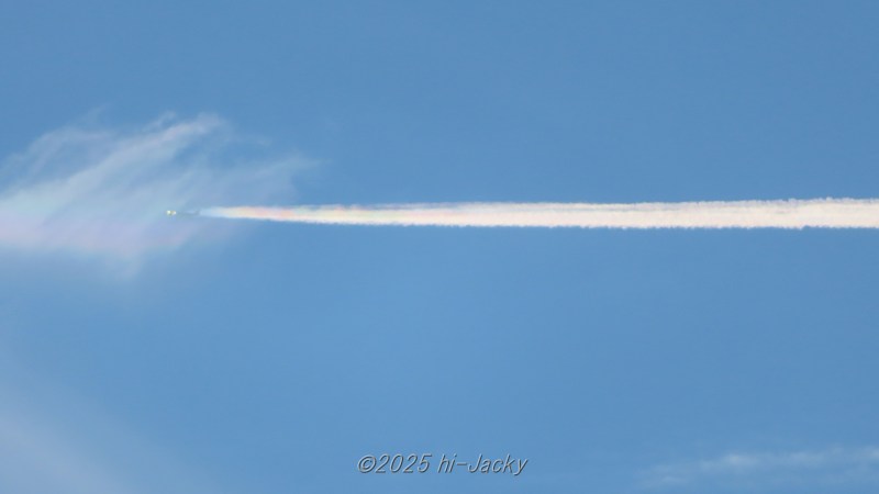 2025年11月4日に本宮山から見た飛行機雲彩雲