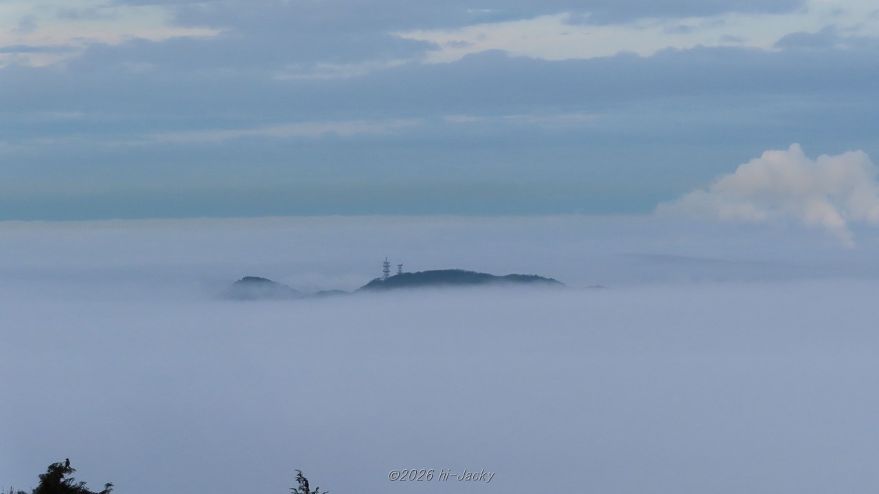 幸田の雲海に浮かぶ茶臼山