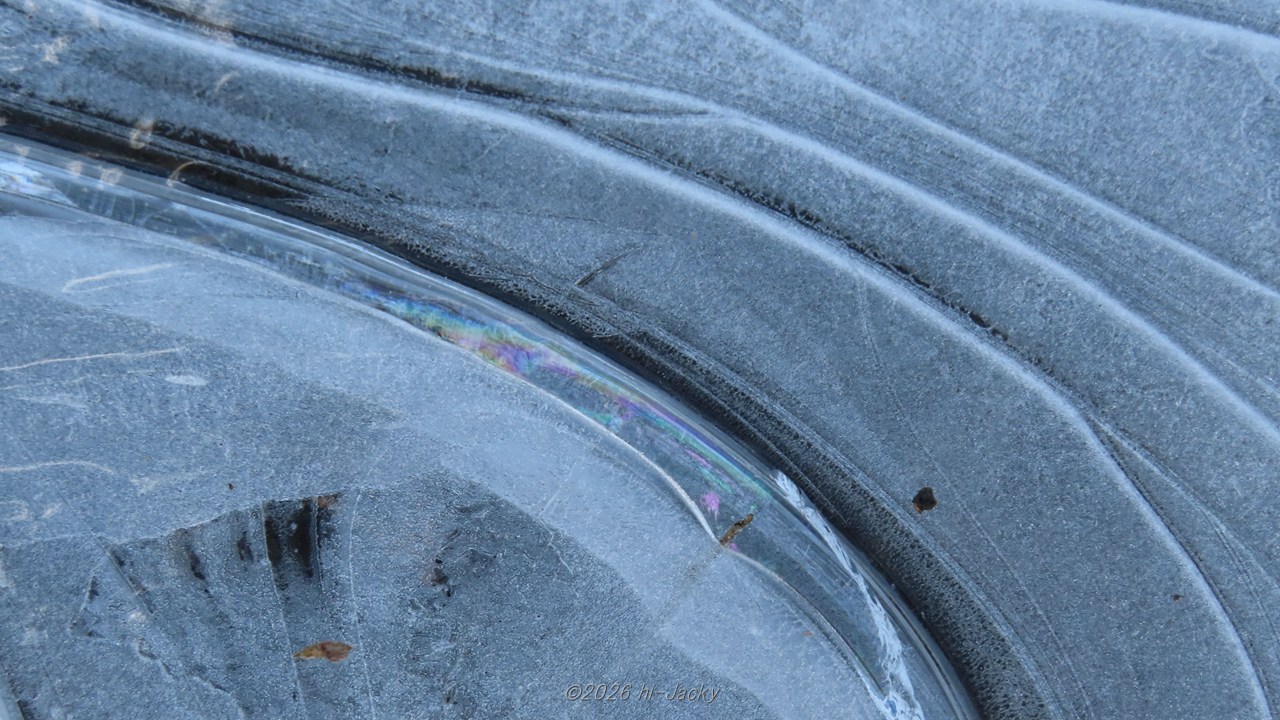 氷にできた線状の模様