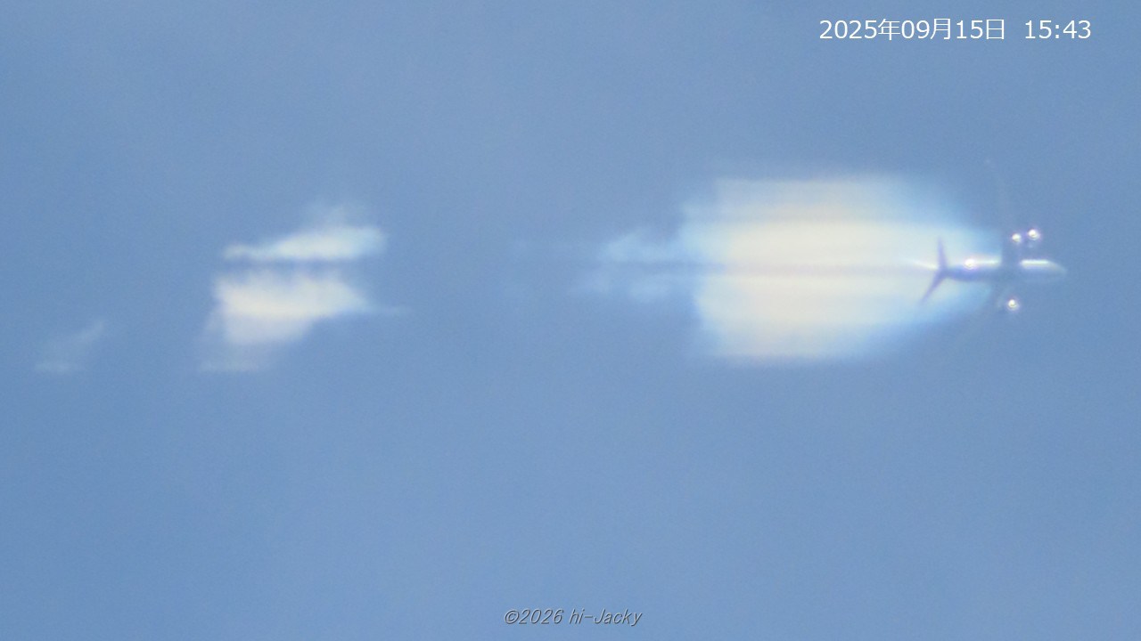 翼上面での減圧によりできた飛行機雲