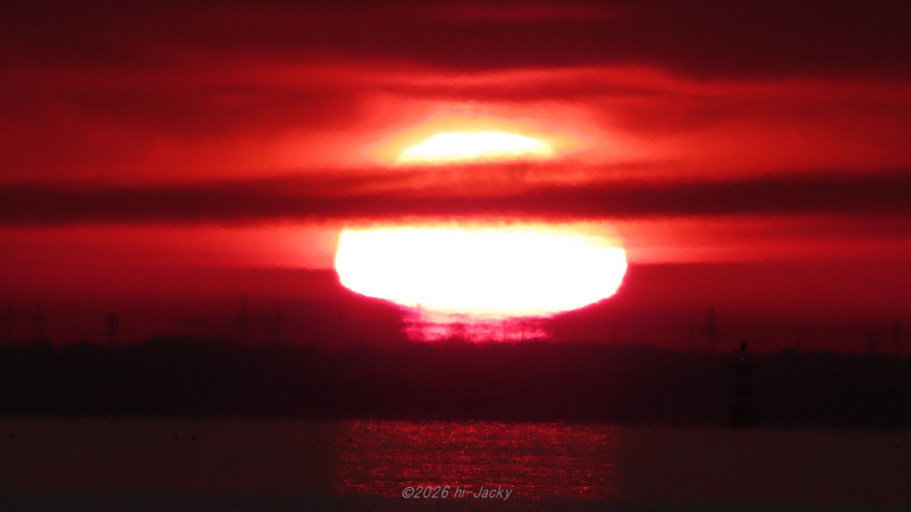 上位蜃気楼で柱が付き，キノコ型に見える変形太陽