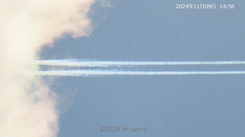 翼端渦が青く見える飛行機雲