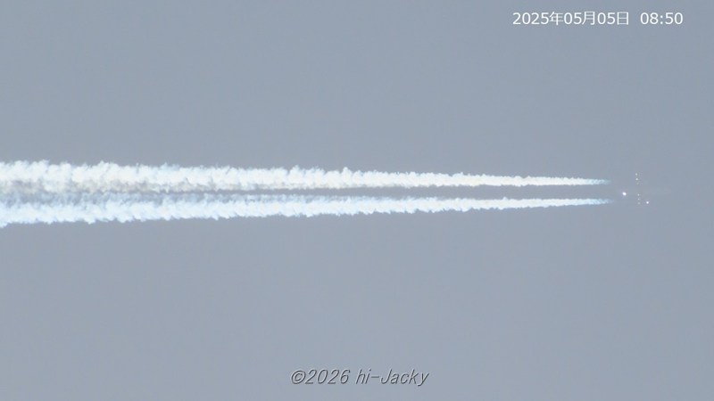 白と青からなる飛行機雲