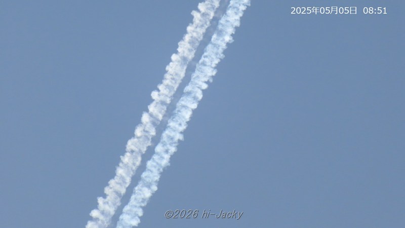白と青からなる飛行機雲