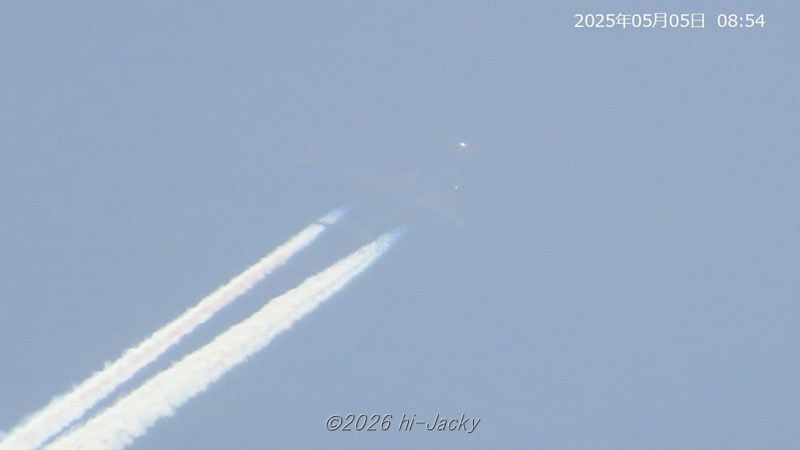 エンジン近傍の飛行機雲が青く見える飛行機雲