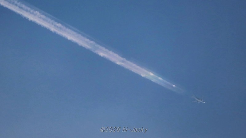 色付いた飛行機雲