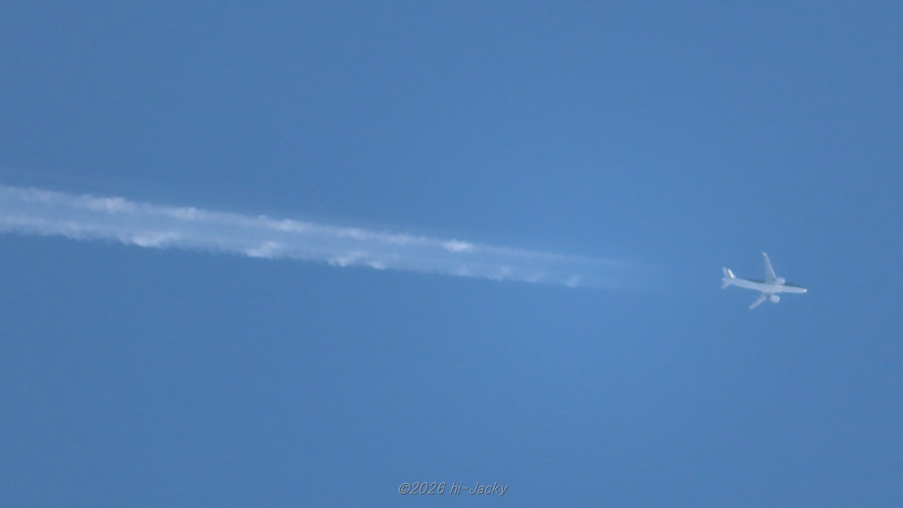 まだら模様のある飛行機雲