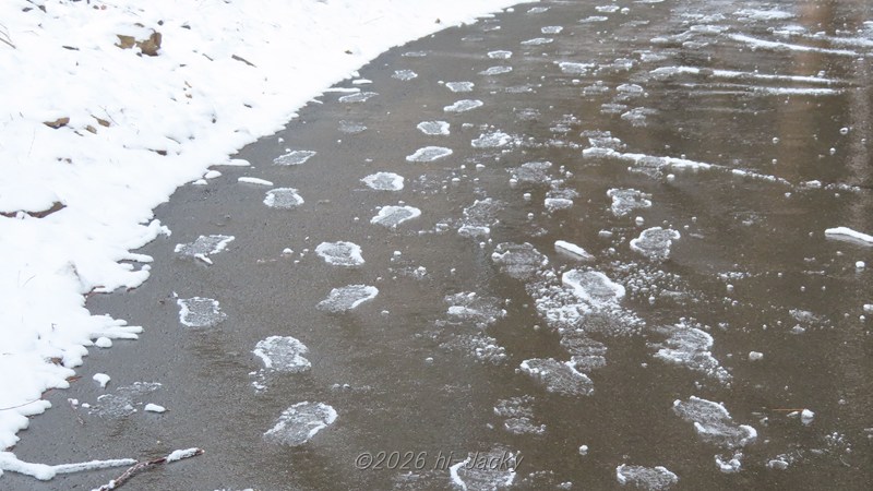 積雪でできた白い足跡