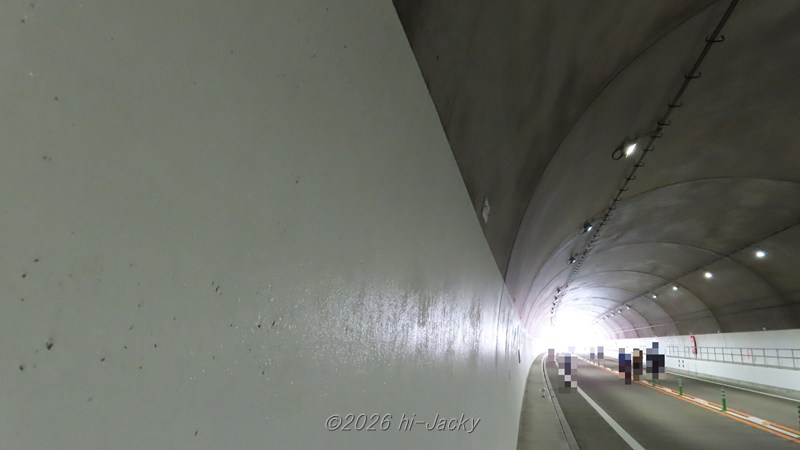 自動車専用道路のトンネル側壁