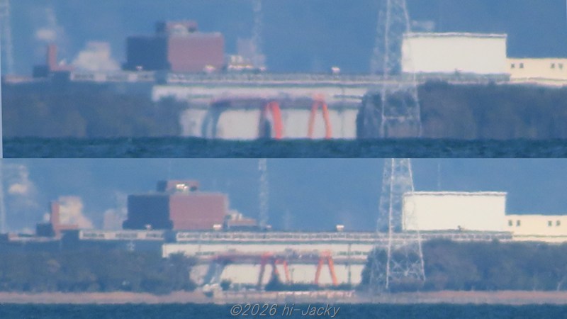 御津方向の工場のクレーンが縦に伸びている様子